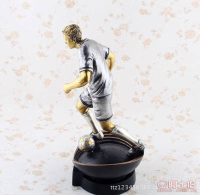 成德居树脂工艺品 银色人物踢球造型奖杯摆件，专业定制与批发服务