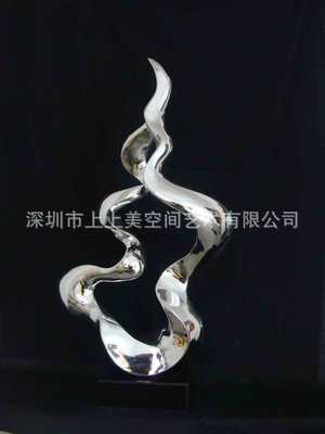 现代艺术与实用主义的融合 电镀抽象雕塑与健身空间的和谐共生